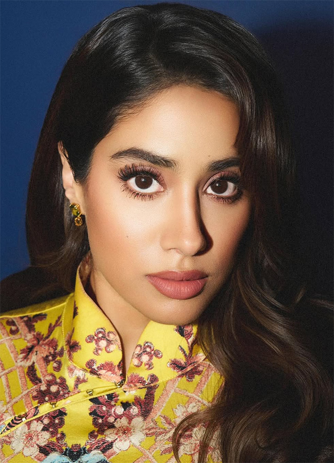 Janhvi Kapoor Brings Back Y2K Glamour In An Archival Roberto7