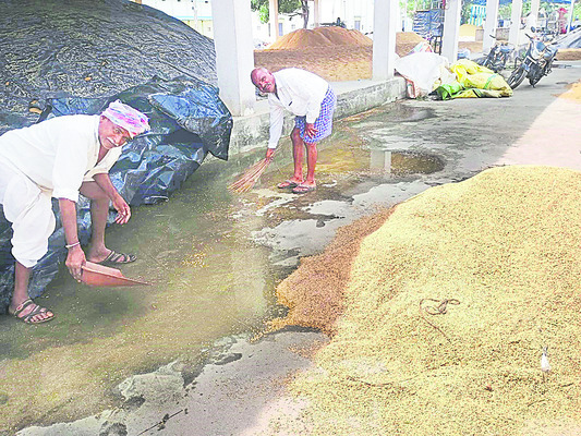 రైతుల్లో మొంథా కలవరం1