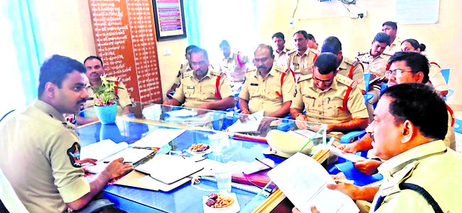 అసాంఘిక కార్యకలాపాలపై దృష్టి పెట్టండి
1