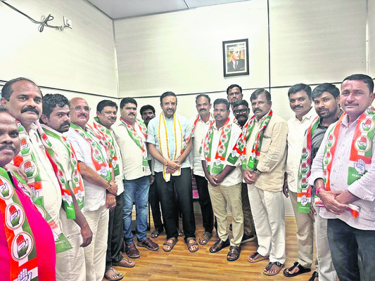 కాంగ్రెస్లో చేరిన బీఆర్ఎస్ నాయకులు1