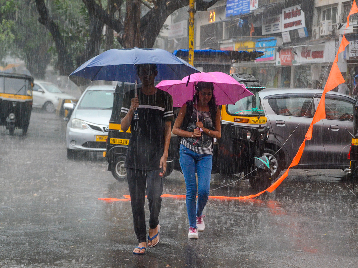 Massive Dust Storm, Season's First Rain In Mumbai Photos25