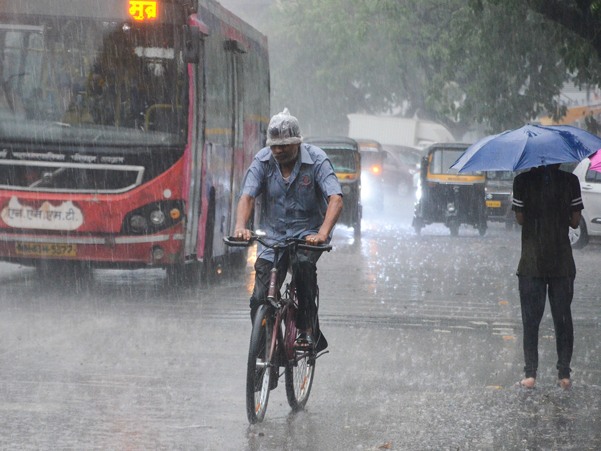 Massive Dust Storm, Season's First Rain In Mumbai Photos26