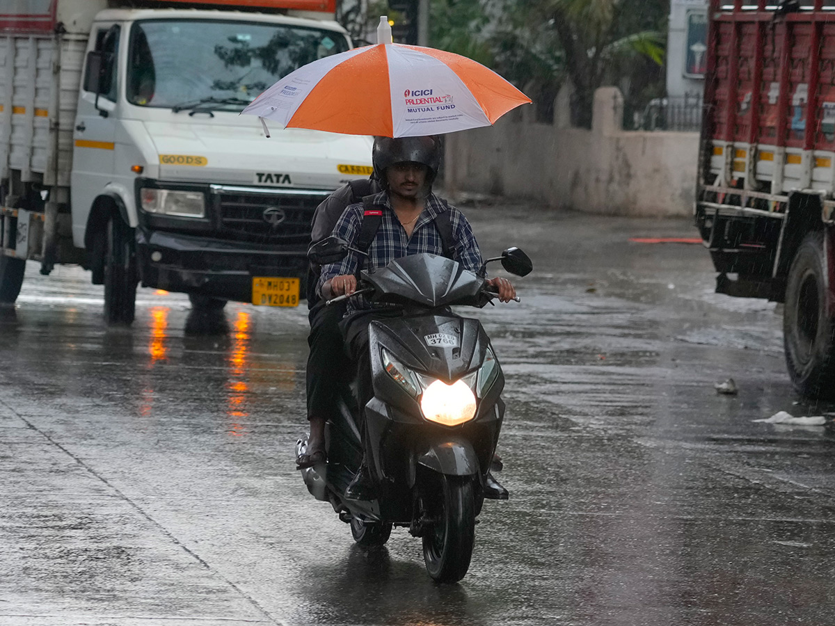 Massive Dust Storm, Season's First Rain In Mumbai Photos27