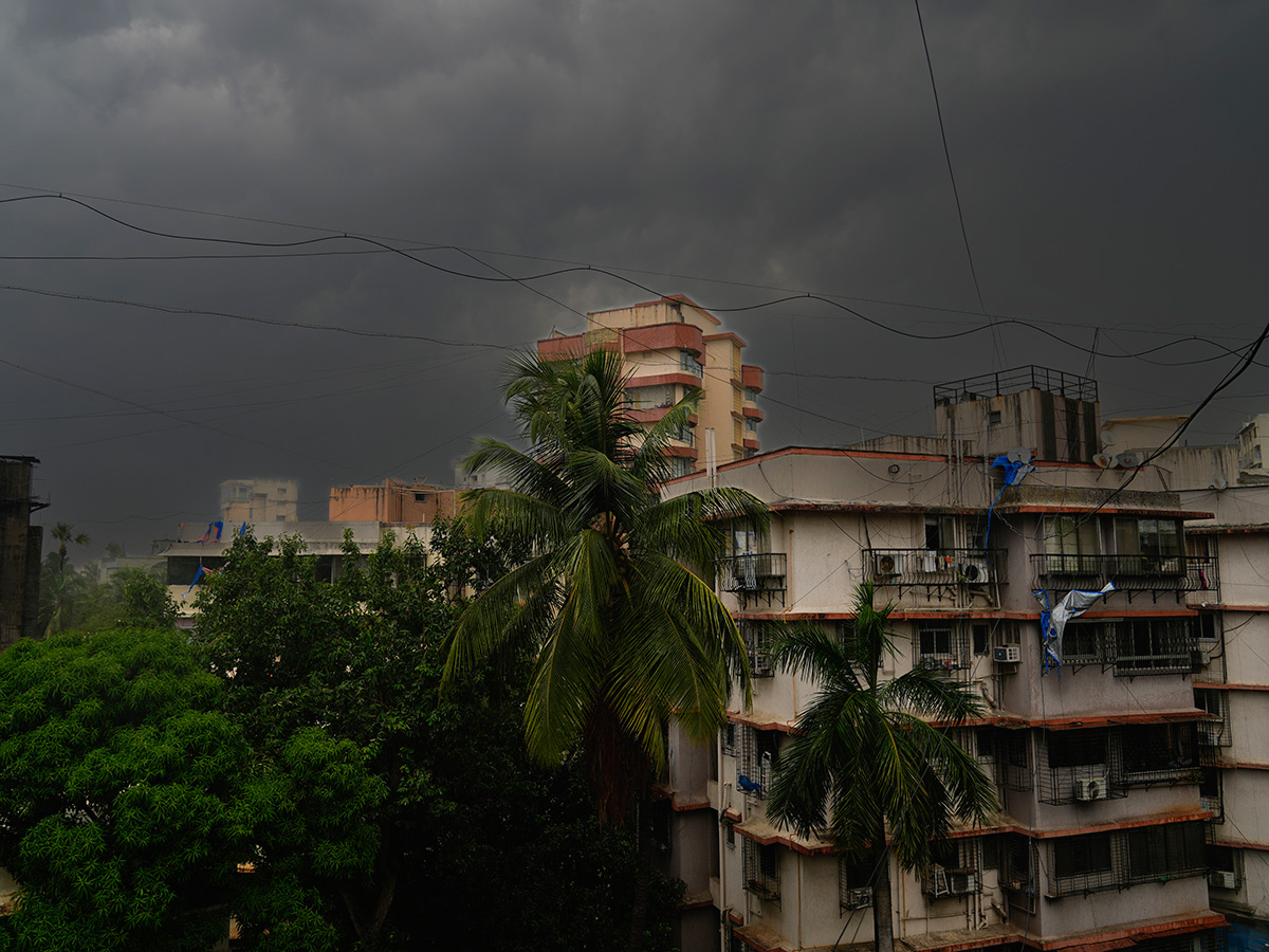 Massive Dust Storm, Season's First Rain In Mumbai Photos28