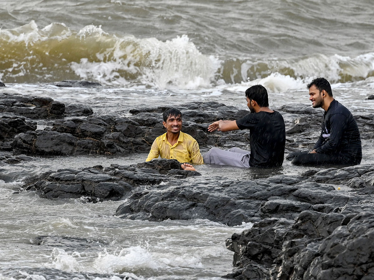 Massive Dust Storm, Season's First Rain In Mumbai Photos30