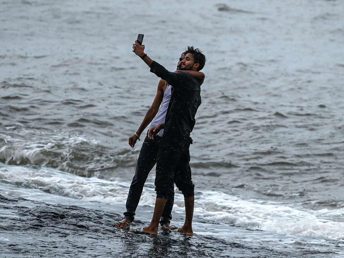 Massive Dust Storm, Season's First Rain In Mumbai Photos31