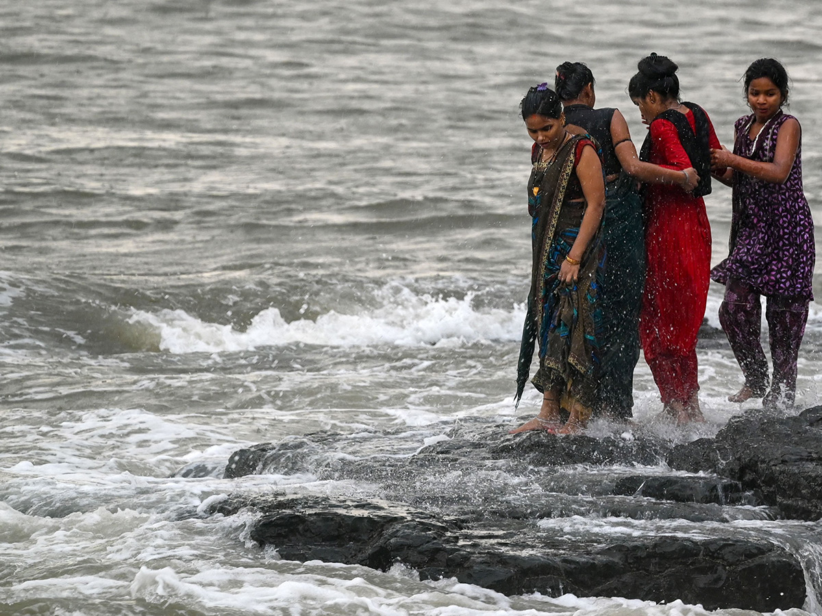 Massive Dust Storm, Season's First Rain In Mumbai Photos32