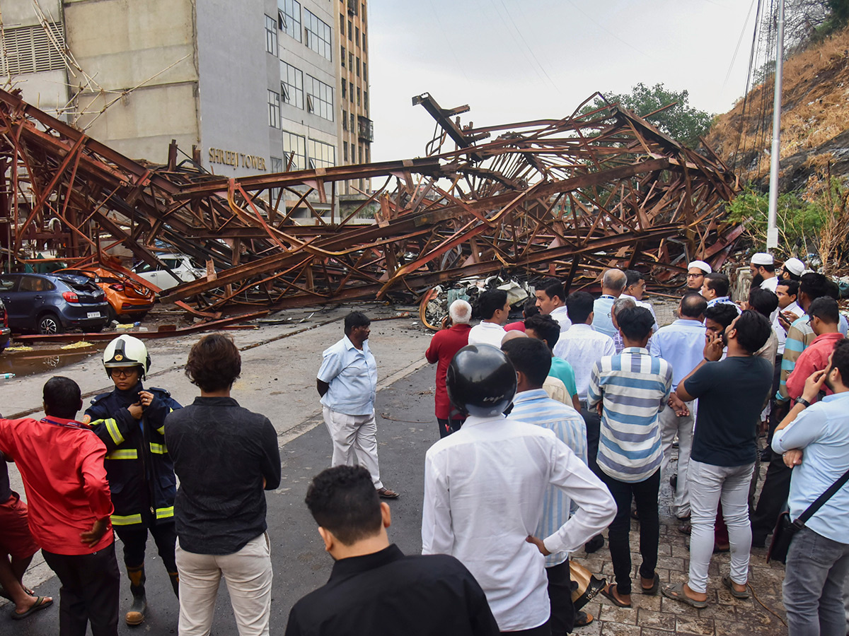 Massive Dust Storm, Season's First Rain In Mumbai Photos9