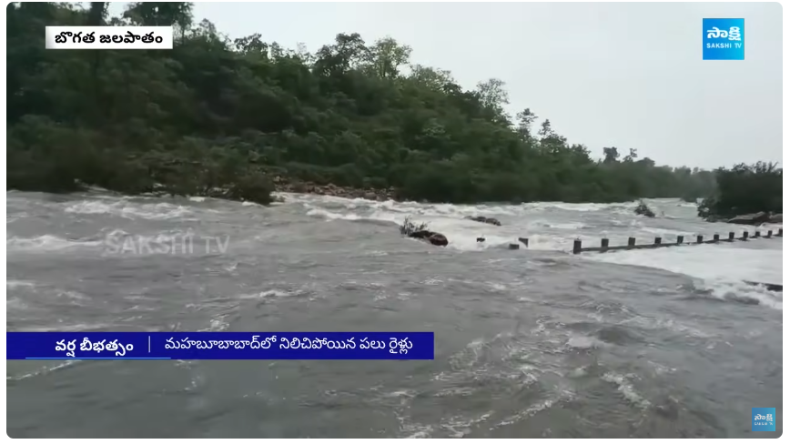 భారీ వర్షానికి కొట్టుకుపోయిన రైల్వే ట్రాక్..