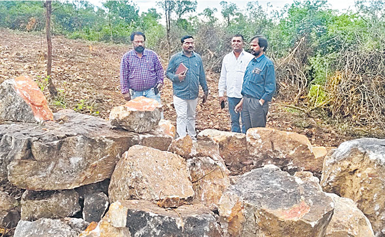 గుట్టపై మైనింగ్‌ తవ్వకాలను పరిశీలిస్తున్న ప్రజాసంఘాల నేతలు   