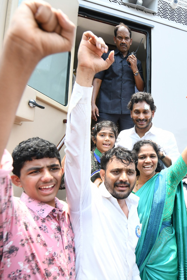 Grand Welcome to CM Jagan Memantha Siddham Bus Yatra at Visakhapatnam Photos - Sakshi