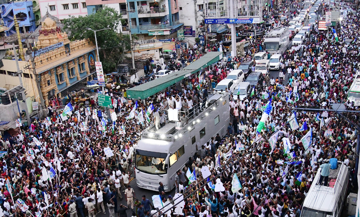  CM Jagan Memantha Siddham Bus Yatra at Visakhapatnam Photos - Sakshi
