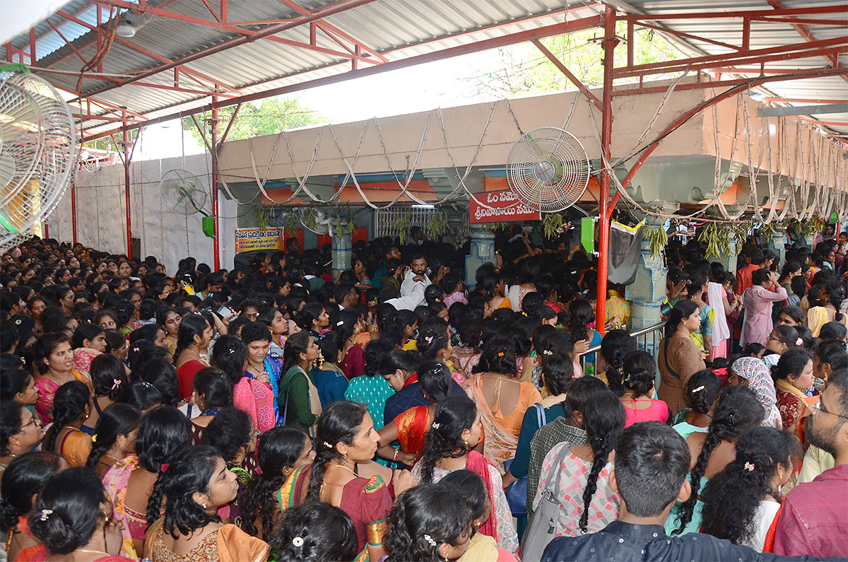 Devotees Rush To Chilkur Balaji Temple For Garuda Prasadam - Sakshi