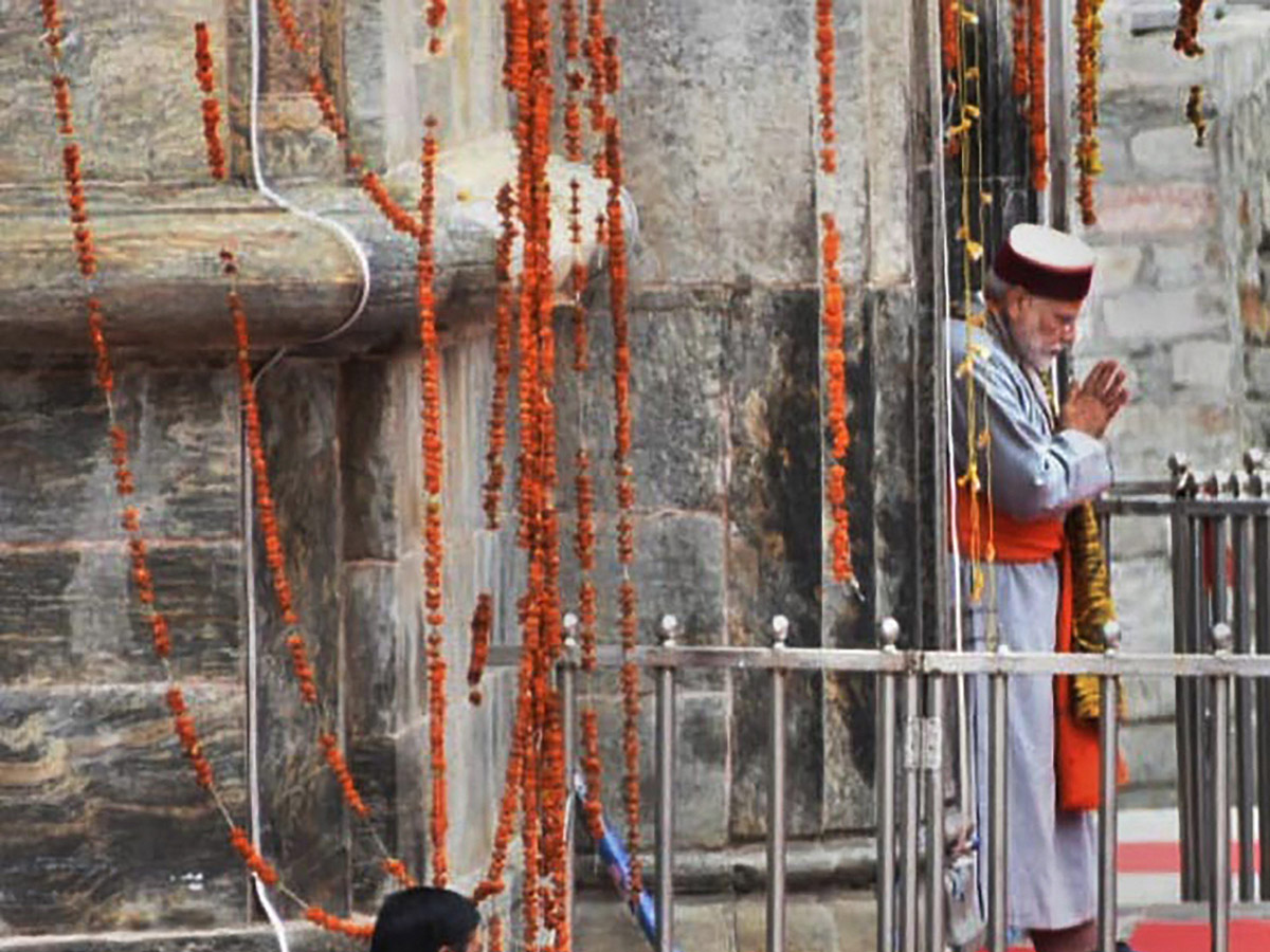 PM Narendra Modi arrives in Kedarnath - Sakshi