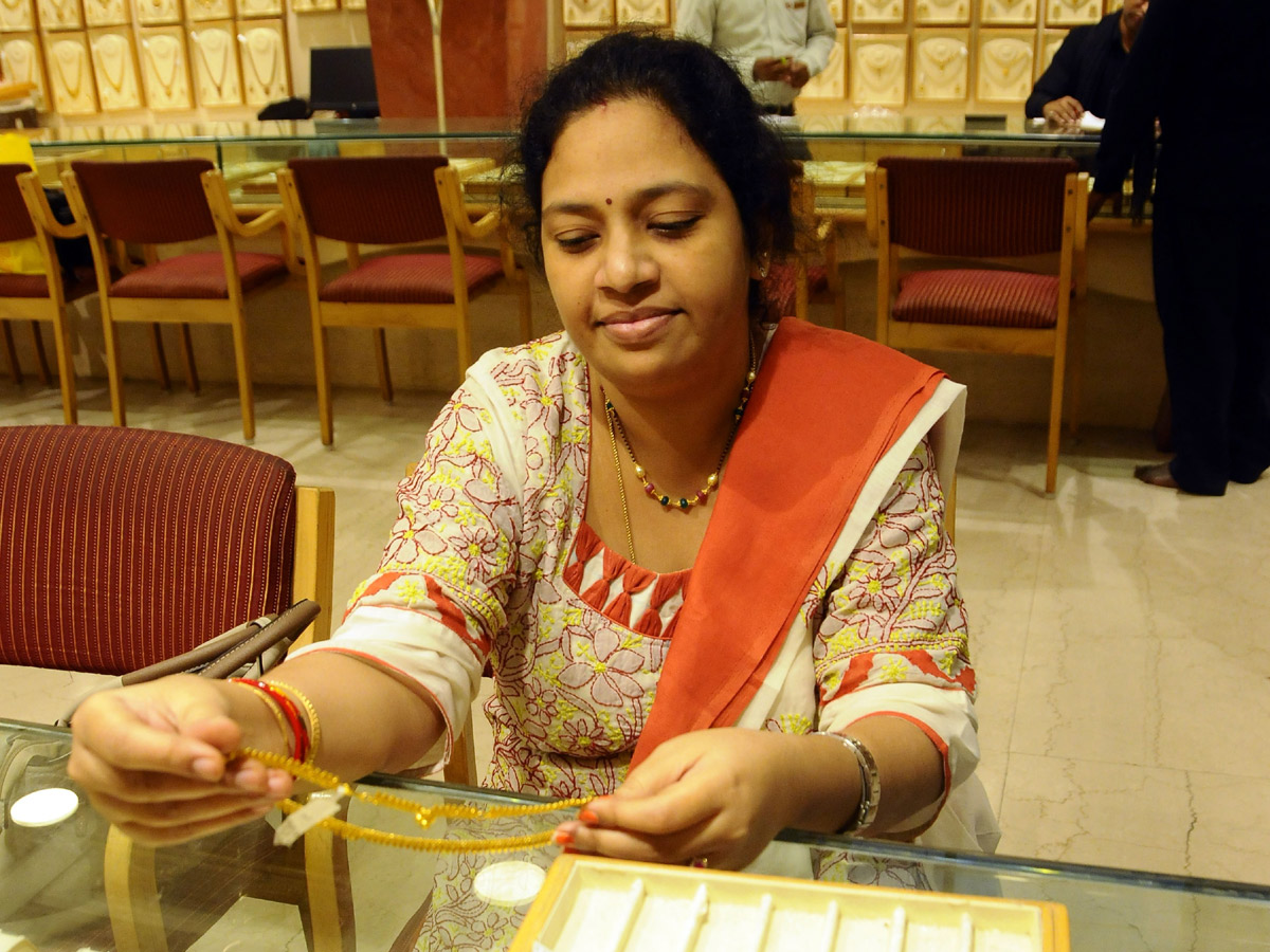 Huge Rush in Jewellery Shops for Dhanteras Photo Gallery - Sakshi