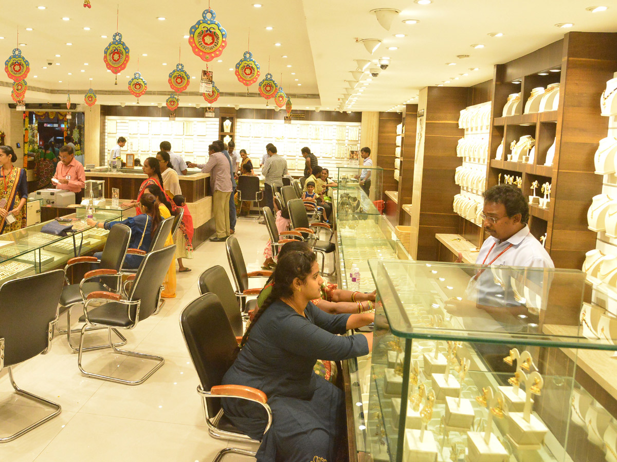 Huge Rush in Jewellery Shops for Dhanteras Photo Gallery - Sakshi