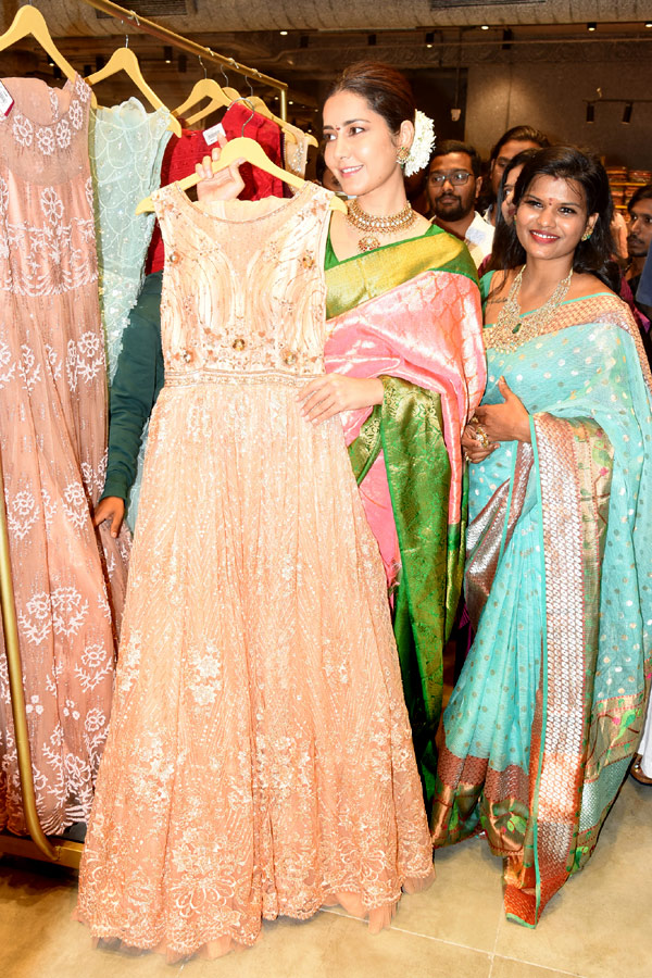 Ileana And Rashi Khanna Opened Mugdha Showroom At Visakhapatnam Photo Gallery - Sakshi
