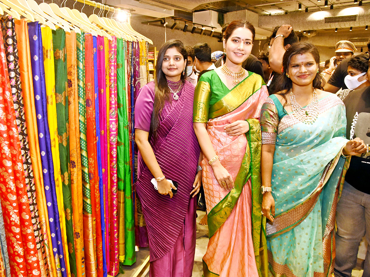 Ileana And Rashi Khanna Opened Mugdha Showroom At Visakhapatnam Photo Gallery - Sakshi