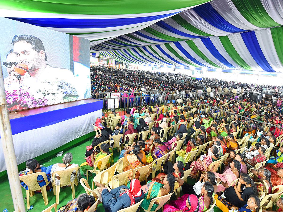 People Leader CM Jagan Craze At Krishna Pedana Public Meeting - Sakshi