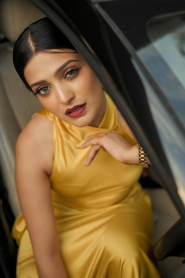 Thaggede Le Movie Heroine Divya Pillai Photos - Sakshi