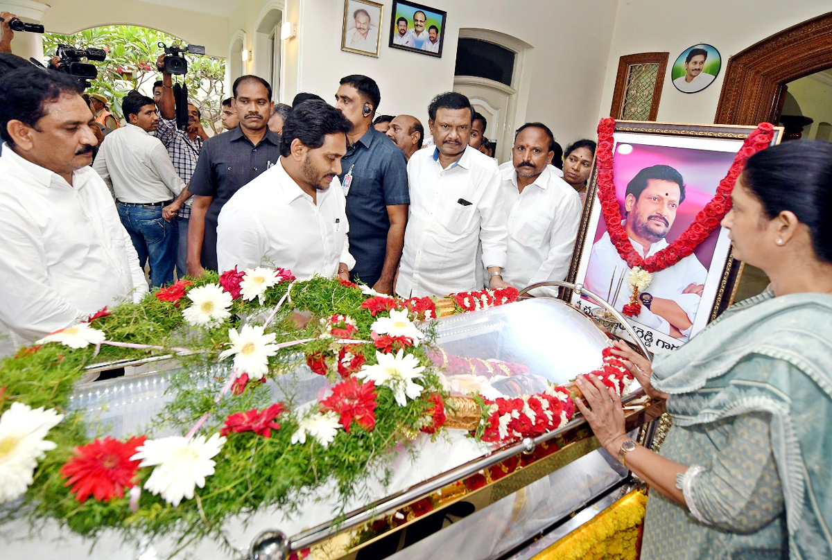 CM YS Jagan Pays Tribute To YSRCP MLC Challa Bhageerath Reddy - Sakshi