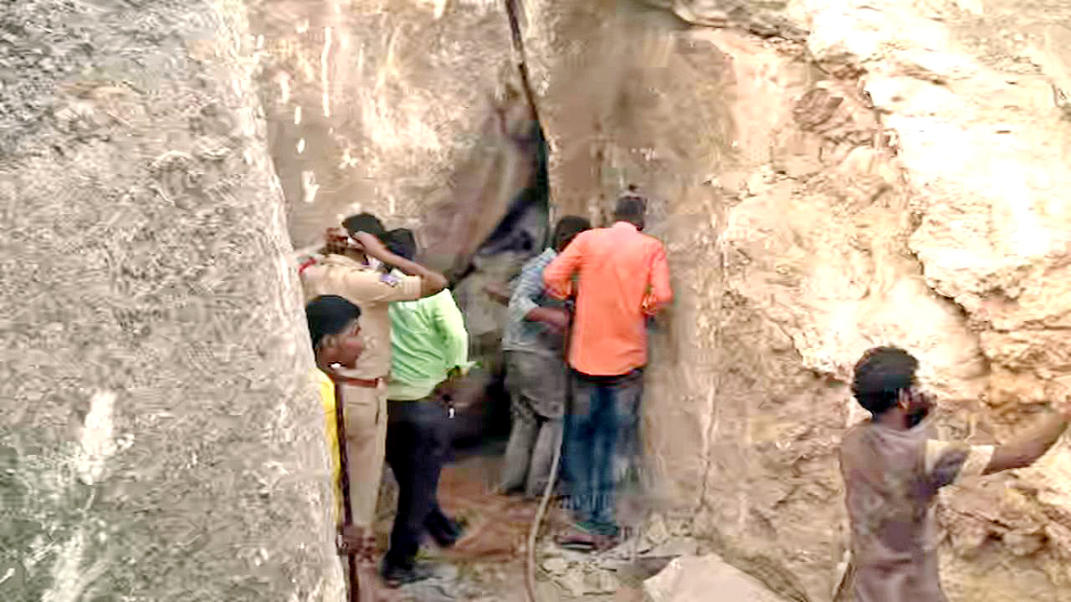 Man Trapped in Rock Cave At Nizamabad - Sakshi