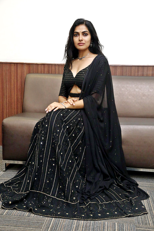 Bigg Boss Beauty Divi Vadthya Stunning Photos  - Sakshi