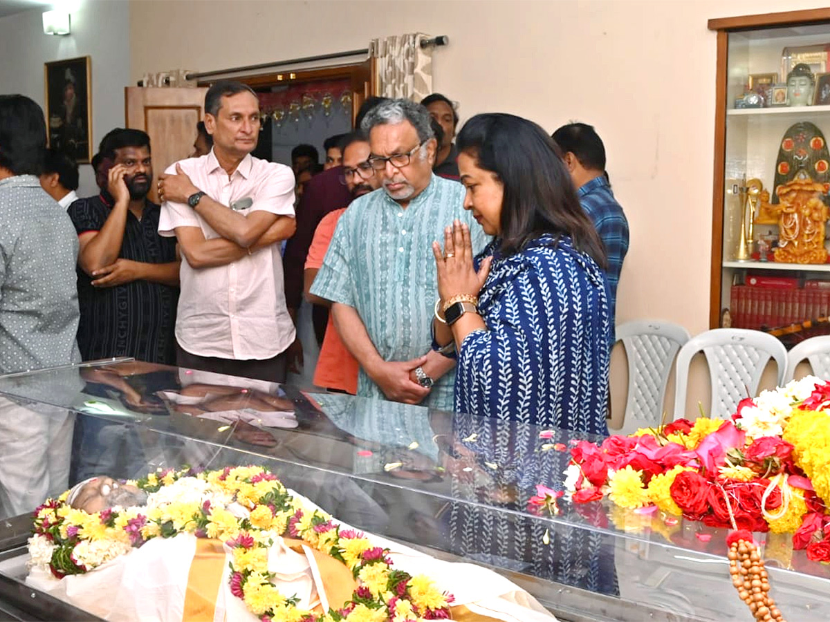 Stars politicians pay last respects to kalatapasvi k viswanath Photos - Sakshi