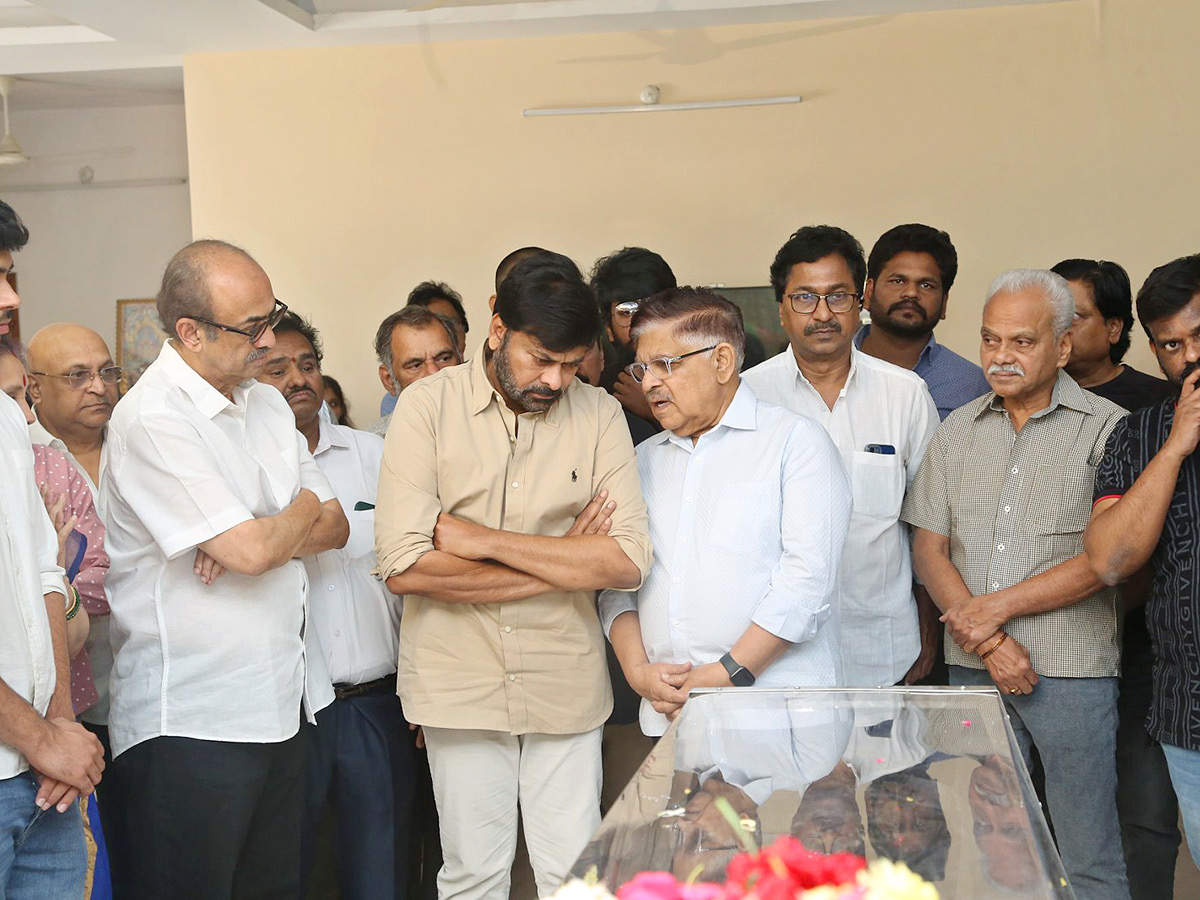 Stars politicians pay last respects to kalatapasvi k viswanath Photos - Sakshi