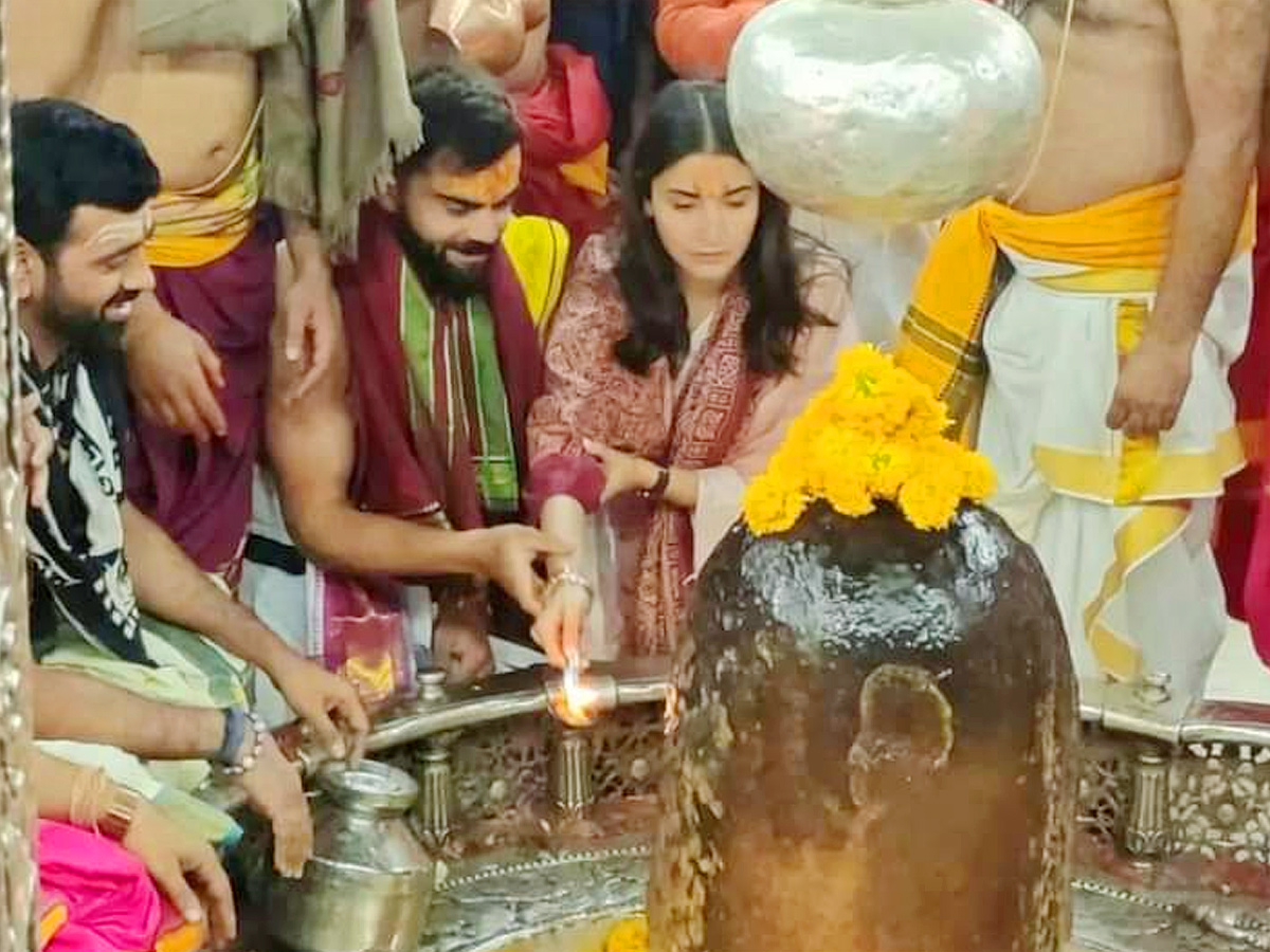 Virat Kohli And Anushka Sharma Visited Mahakaleshwar Temple in ujjain Photos - Sakshi