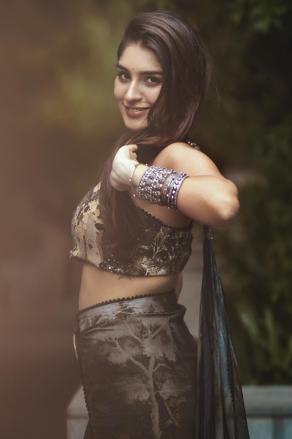 Rangabali Movie Heroine Yukti Thareja HD Photo Gallery - Sakshi