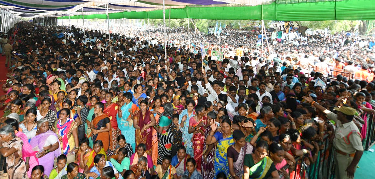 Photos: Massive Crowd At Yemmiganur Jagananna Chedodu Sabha - Sakshi