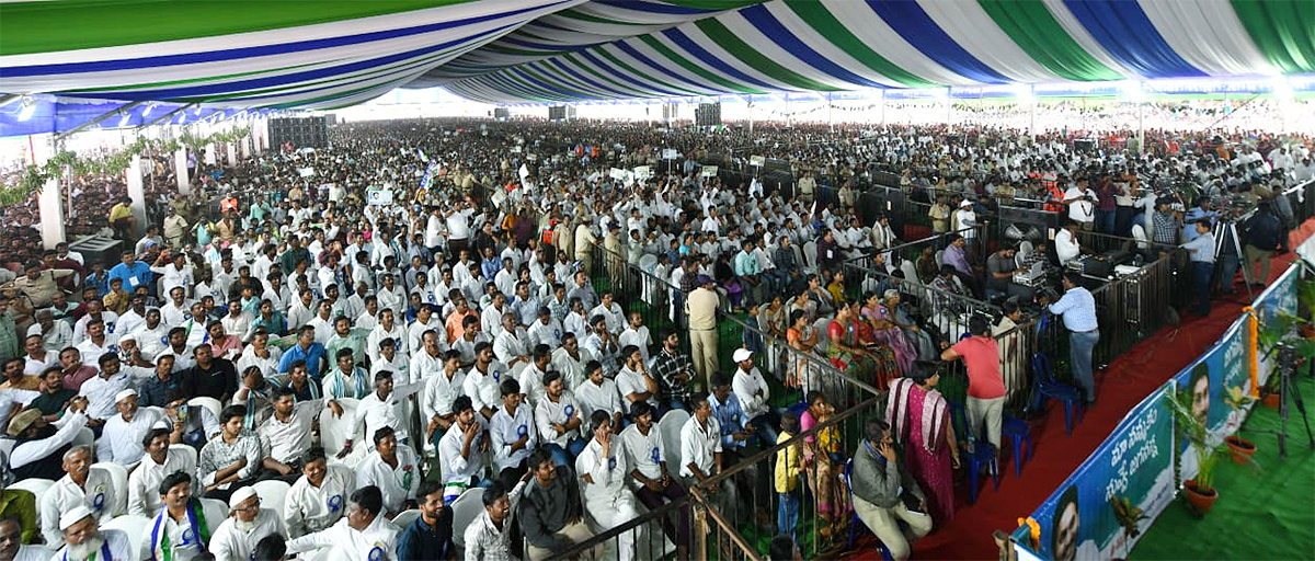 Photos: Massive Crowd At Yemmiganur Jagananna Chedodu Sabha - Sakshi