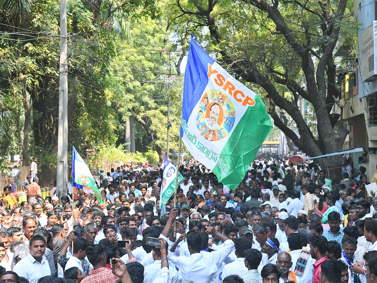 Photos Of Massive Crowd In Yemmiganur Jagananna Chedodu Sabha - Sakshi