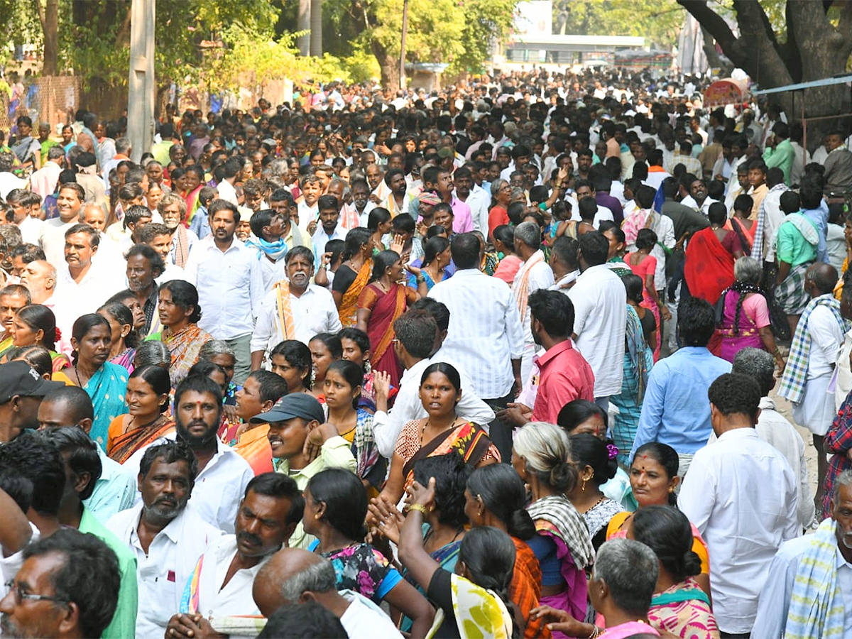 Photos Of Massive Crowd In Yemmiganur Jagananna Chedodu Sabha - Sakshi
