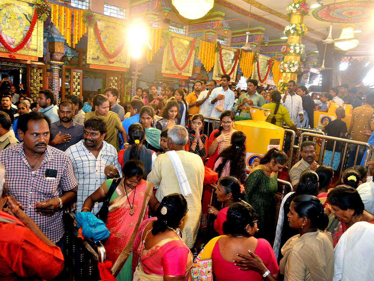 Devotees Crowd At Indrakeeladri During Dussehra Celebrations - Sakshi