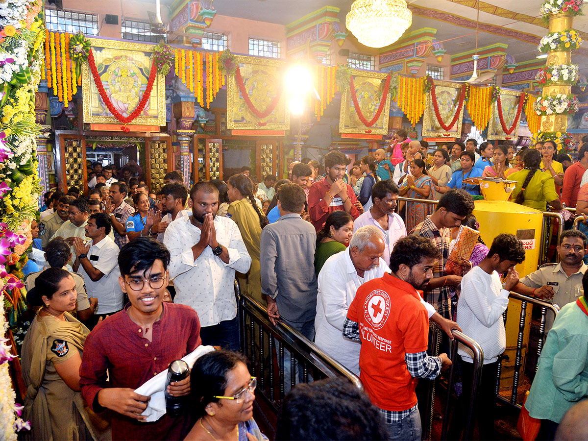 Devotees Crowd At Indrakeeladri During Dussehra Celebrations - Sakshi