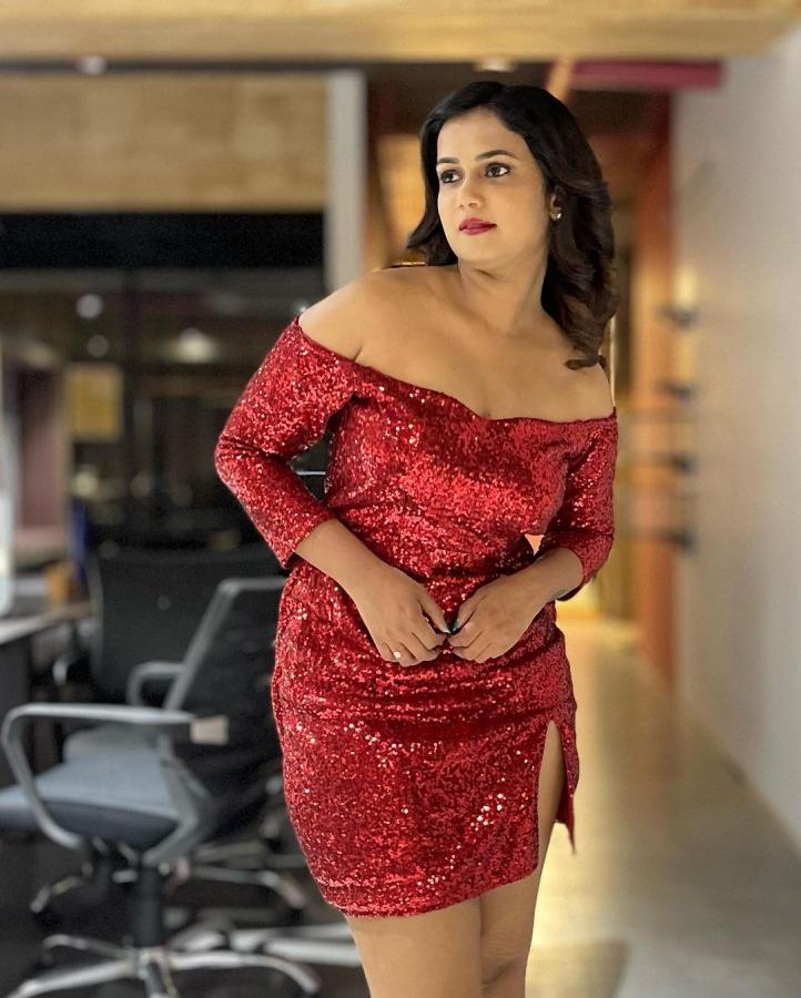 Ariyana Glory Sets Netizens Aflame With Her Looks  - Sakshi