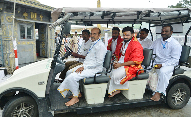 Cricketers Rishabh Pant and Axar Patel Visits Tirumala Temple PHotos - Sakshi
