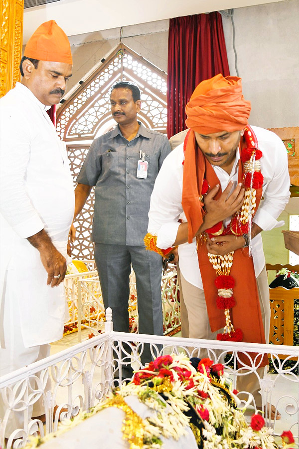 CM YS Jagan Participated in Prayer at Ameen Peer Dargah in Kadapa Photos - Sakshi