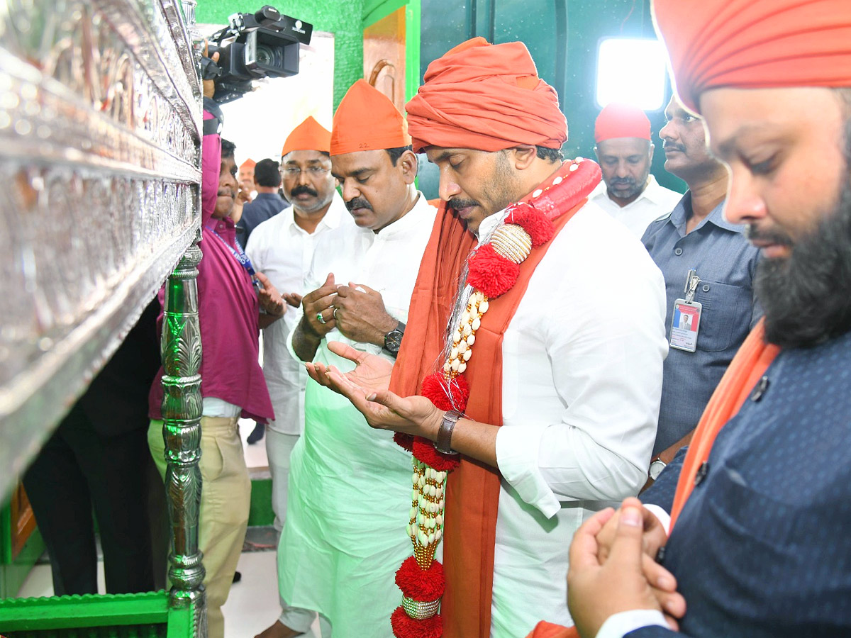 CM YS Jagan Participated in Prayer at Ameen Peer Dargah in Kadapa Photos - Sakshi