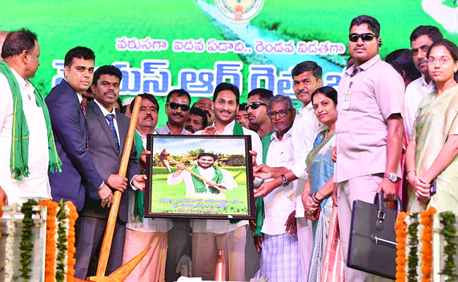 CM Jagan Releases YSR Rythu Bharosa Funds to Farmers at Puttaparthi Photos - Sakshi