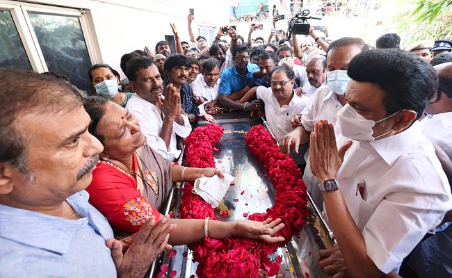 people and leaders pay last respects to Captain Vijayakanth Photos - Sakshi