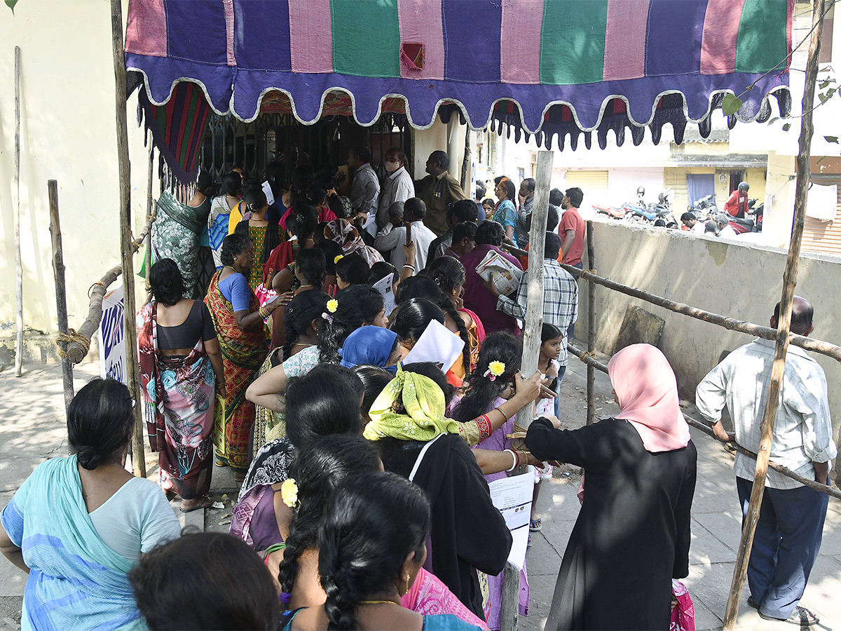 Heavy Que Line At Prajapalana apply - Sakshi