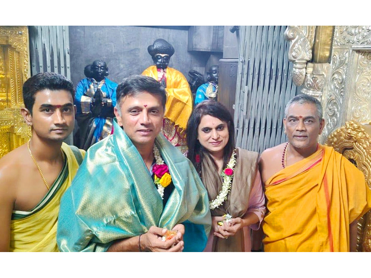 Rahul Dravid And Ram Charan Visit Chamundeshwari Temple Photos - Sakshi