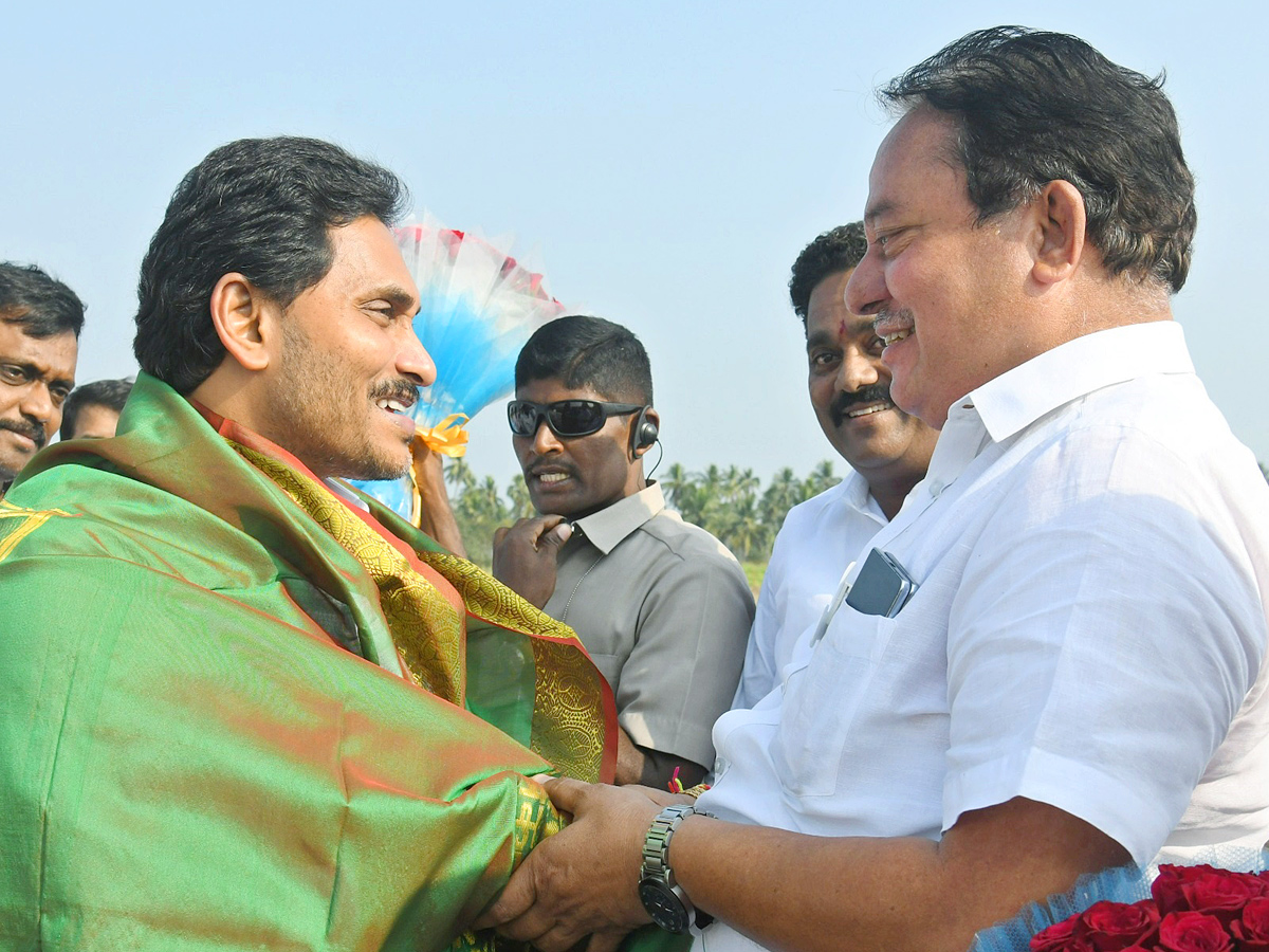 CM YS Jagan Attends YSRCP Leader Gunnam Nagababu Son Marriage PHotos - Sakshi