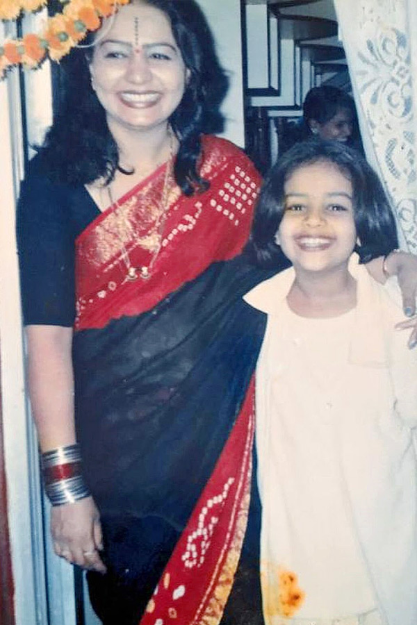 Anchor Srimukhi with mother Emotional post Photos - Sakshi