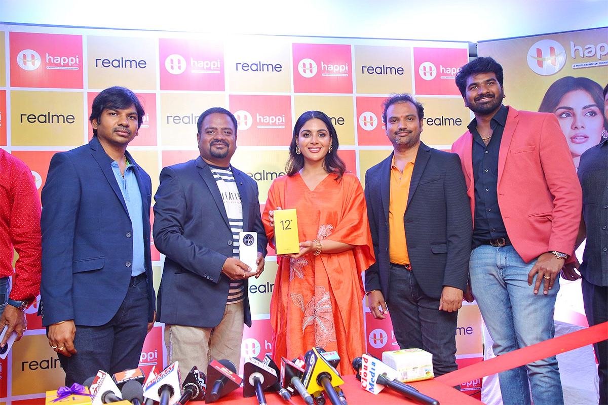 Samyuktha Menon launched the Realme 12 Series 5G Mobile - Sakshi