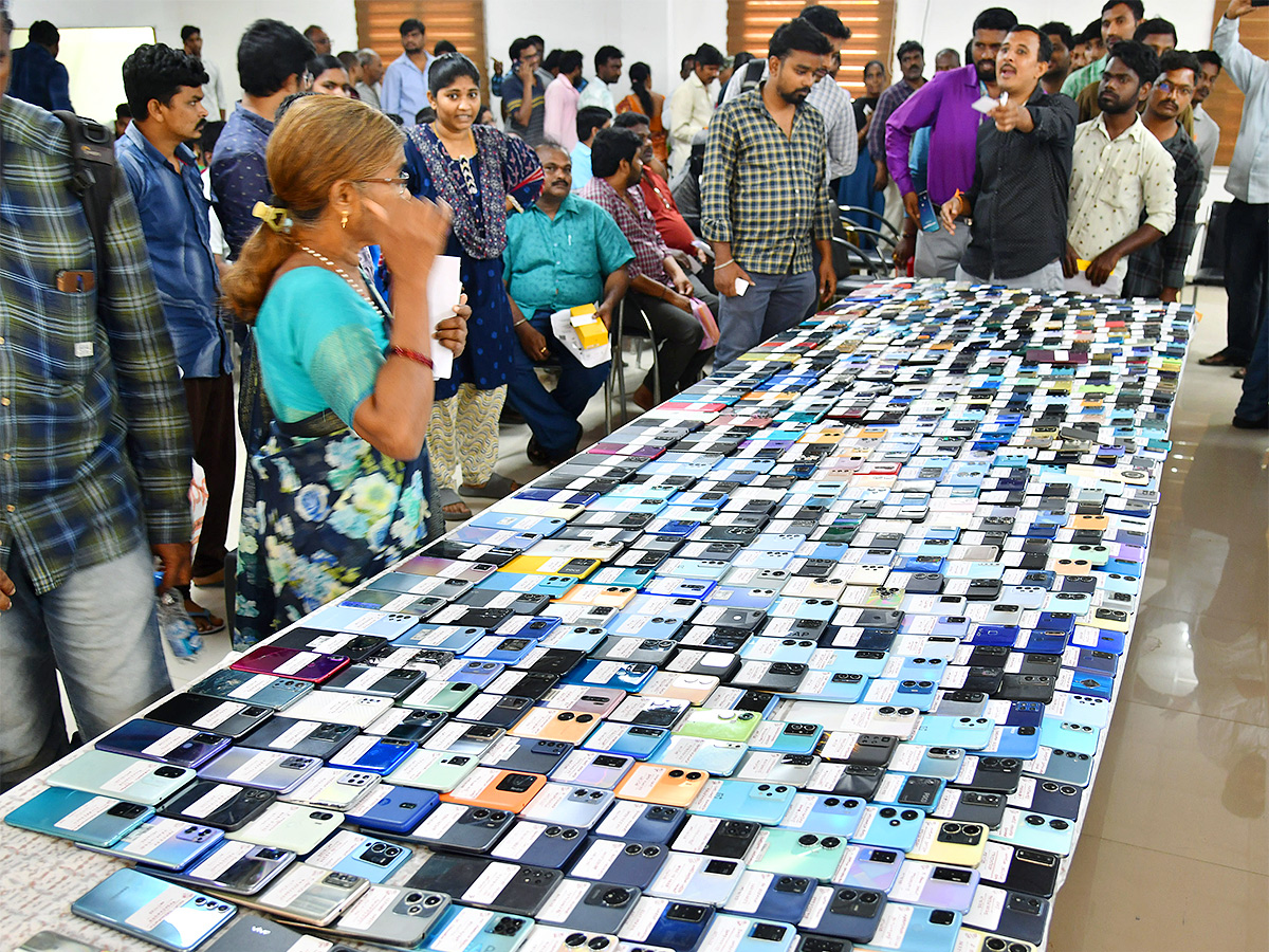 Andhra Pradesh police recover over lost mobile phones - Sakshi