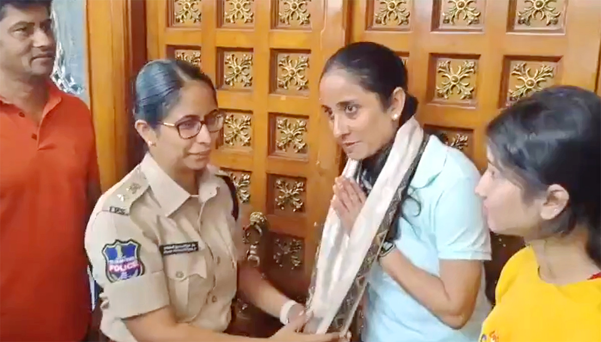 Robbers with Gun Enters home in Begumpet Mother Daughter - Sakshi